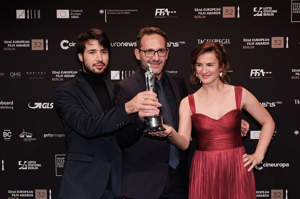 Tudor Platon, Bogdan Mureșanu și Ioana Flora cu trofeul Academiei Europene de Film
