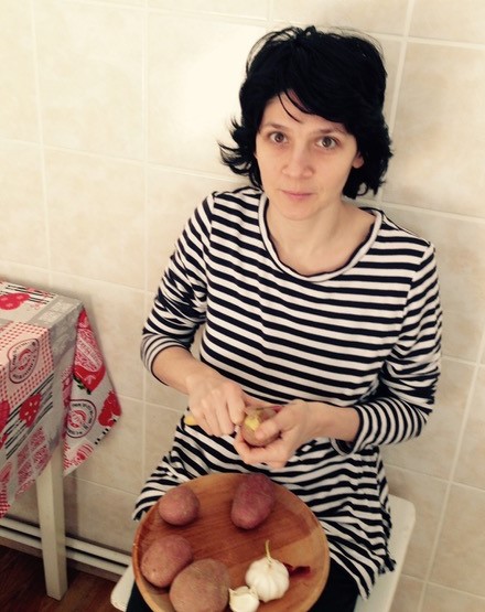 Nicoleta Lefter curățând cartofi și usturoi