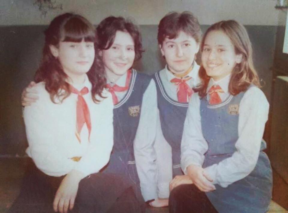 Andreea Esca (dreapta) și colegele de școală/ foto: arhiva personală