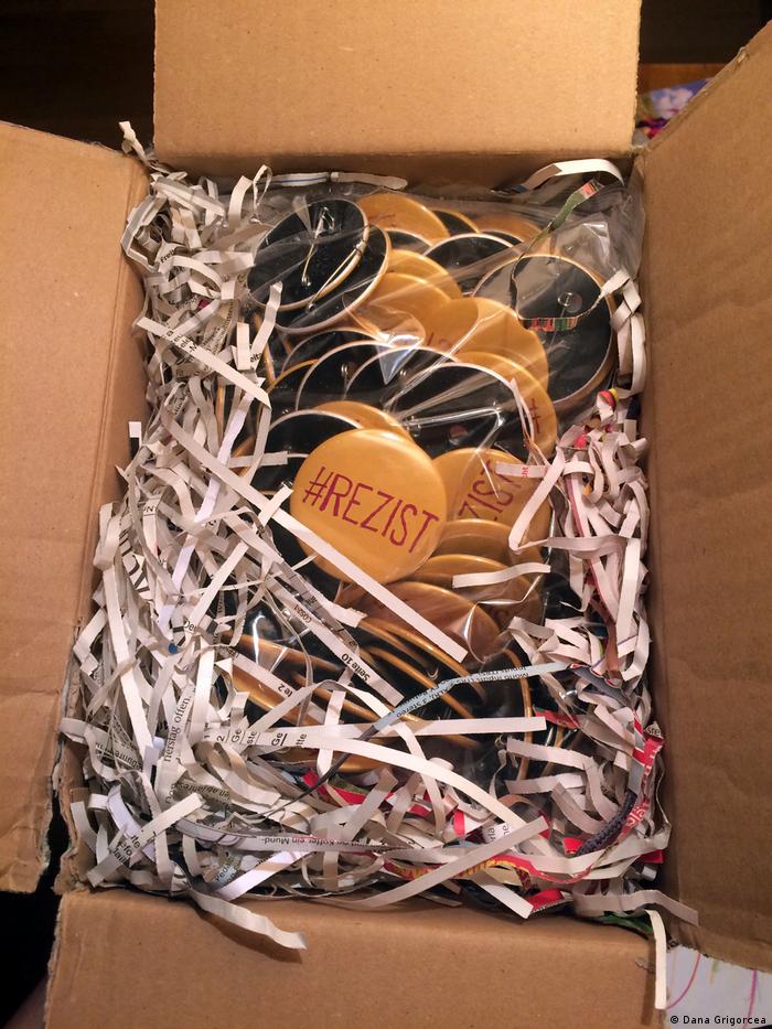 Insignele cu mesajul #Rezist aduse de Dana Grigorcea la Târgul de carte de la Leipzig