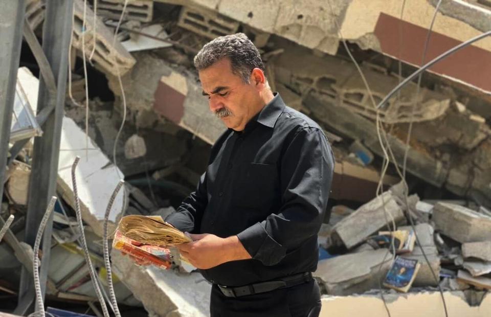 Samir Mansour printre ruinele librăriei pe care a fondat-o