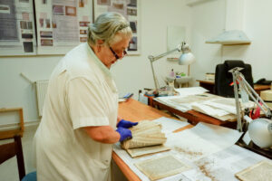 restaurare carte veche galati paula ganju valerica chitic