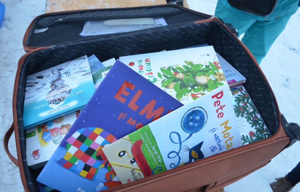 Geamantanul plin cu cărți de Crăciun al Anei de la Biblioteca Prichindeilor