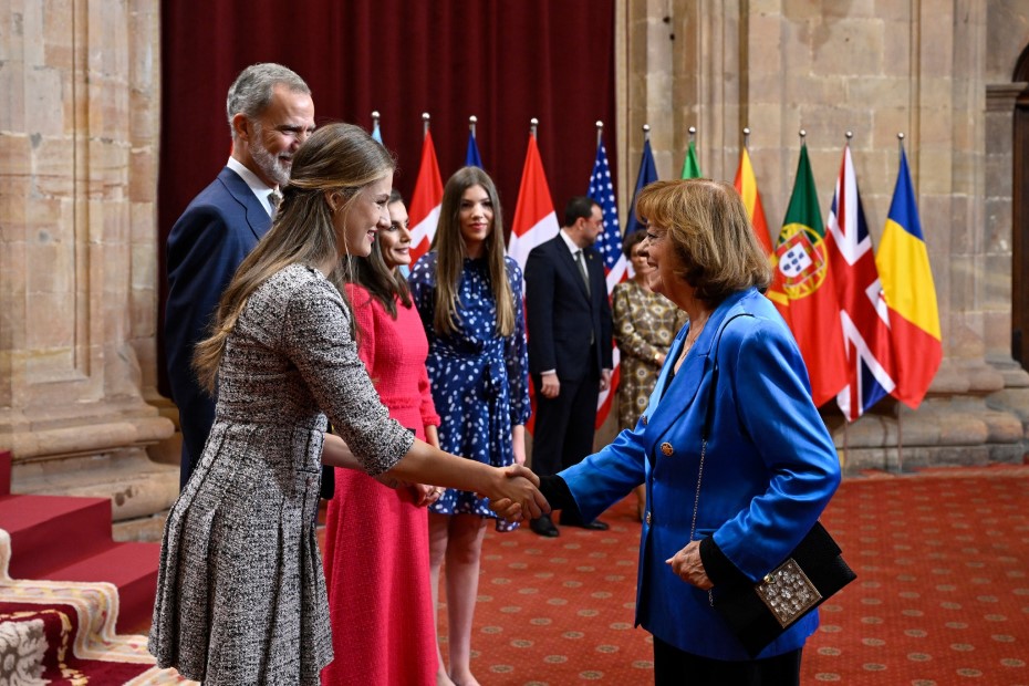 Ana Blandiana felicitată de Prințesa Leonor, Regele Filip și Regina Letizia a Spaniei, și Prințesa Sofia/ foto: ©FPA | Iván Martínez, ©FPA | Yeray Menéndez