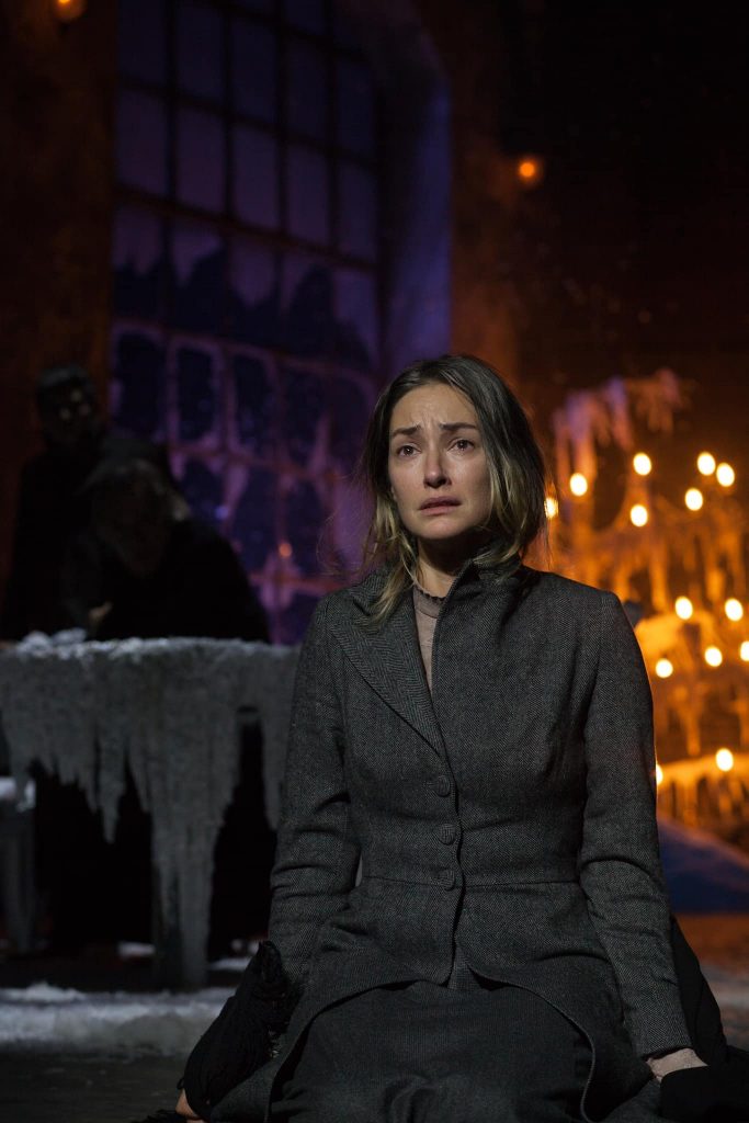 Raluca Aprodu în spectacolul Pădurea Spânzuraților, regia Radu Afrim, TNB/ foto: Andrei Runcanu