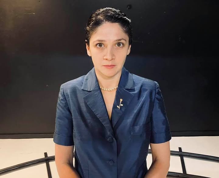 Nicoleta Lefter în rolul Svetlana Allilueva din spectacolul 𝘼𝙞𝙘𝙞 𝙈𝙤𝙨𝙘𝙤𝙫𝙖, regia Catincăi Drăgănescu, unteatru/ foto: unteatru facebook