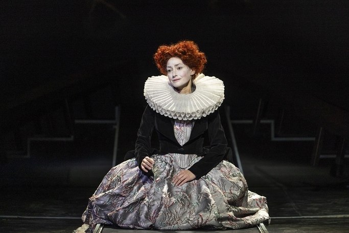 Raluca Aprodu în rolul Elisabeth din spectacolul Mary Stuart, regia Andrei Șerban, TNB/ foto: Mircea Anca