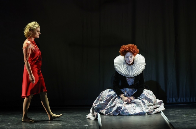 Scenă din spectacolul Mary Stuart, regia Andrei Șerban, TNB/ foto: Florin Ghioca