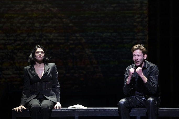 Scenă din spectacolul Mary Stuart, regia Andrei Șerban, TNB/ foto: Mircea Anca