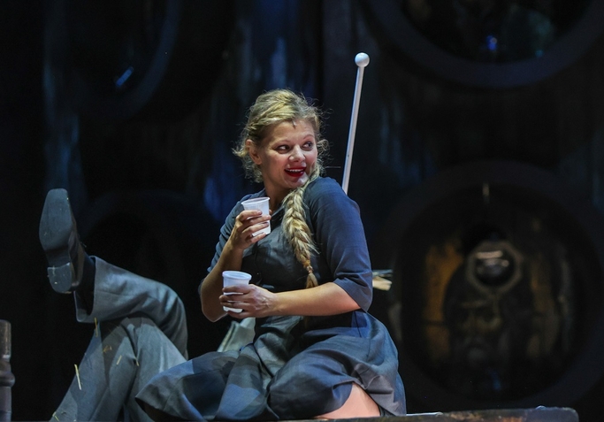 Ofelia Popii în spectacolul Proorocul Ilie, regia Botond Nagy, TNB/ foto: Florin Ghioca
