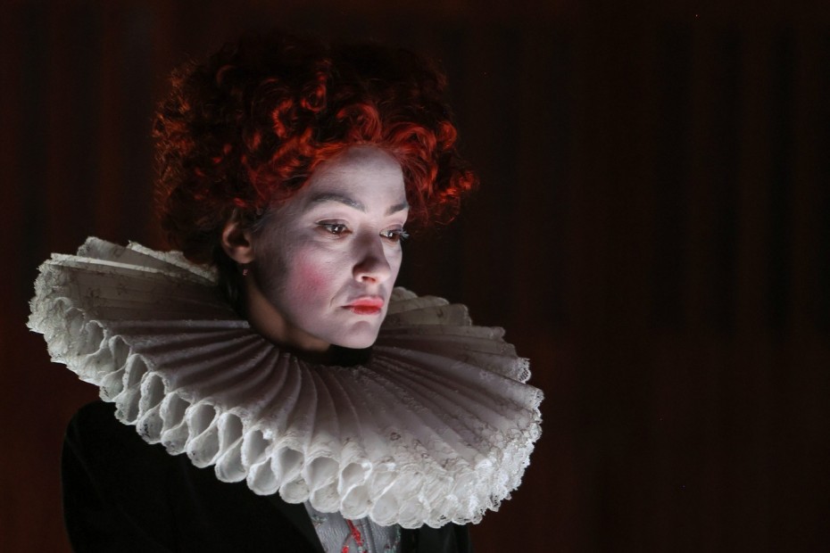 Raluca Aprodu în rolul Elisabeth din spectacolul Mary Stuart, regia Andrei Șerban, TNB/ foto: Florin Ghioca