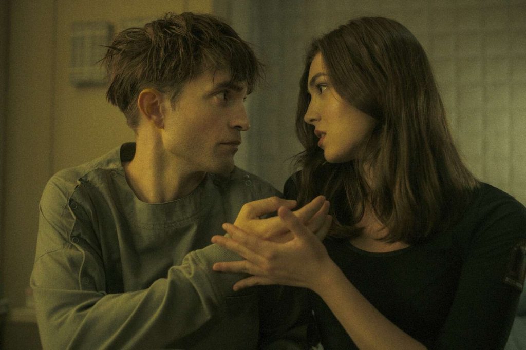 Robert Pattinson și Anamaria Vartolomei în Mickey 17/ foto: Warner Bros