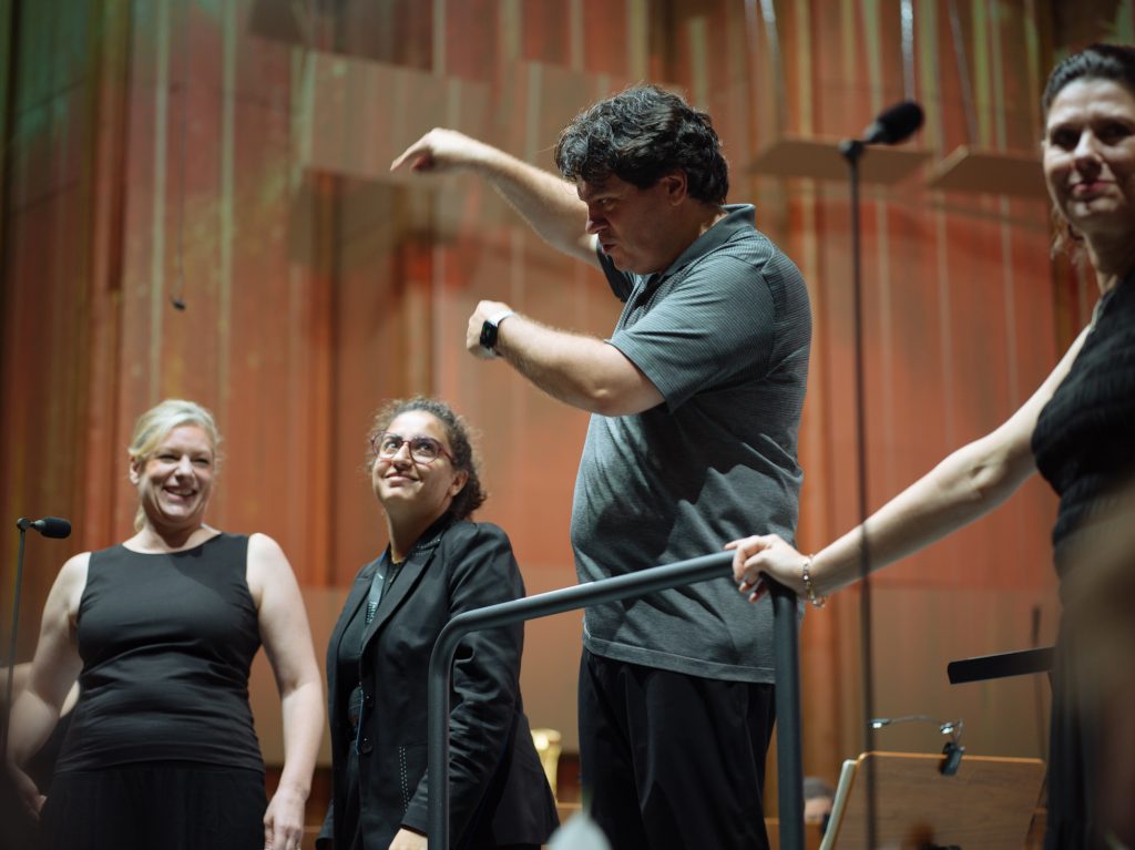 Cristian Măcelaru și Orchestra Simfonică din Köln la repetiție/ foto: Adi Bulboacă