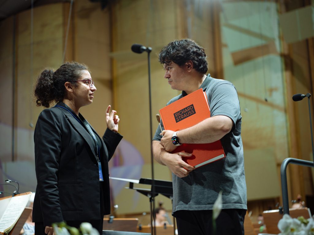 Cristian Măcelaru cu partitura operei Salome de Richard Strauss/ foto: Adi Bulboacă