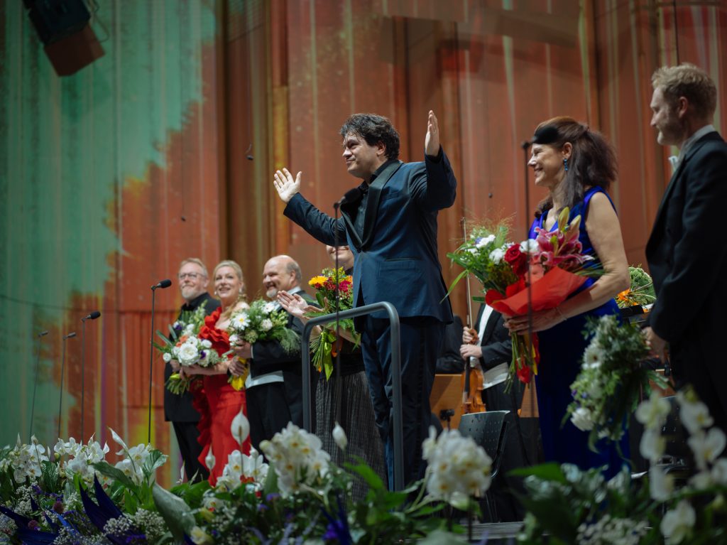 Cristian Măcelaru pe scena Sălii Palatului/ foto: Adi Bulboacă