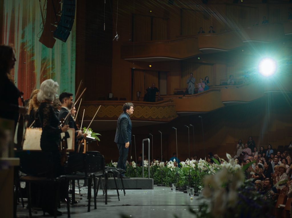 Cristian Măcelaru pe scena Sălii Palatului/ foto: Adi Bulboacă