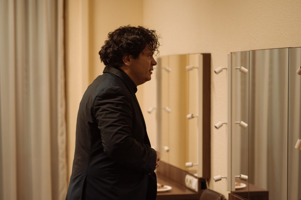 Cristian Măcelaru în culise, după concert/ foto: Adi Bulboacă