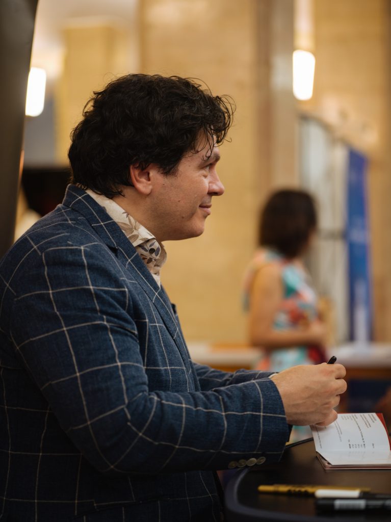 Cristian Măcelaru dând autografe/ foto: Adi Bulboacă