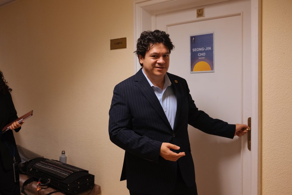 Cristian Măcelaru în culisele Sălii Palatului/ foto: Adi Bulboacă