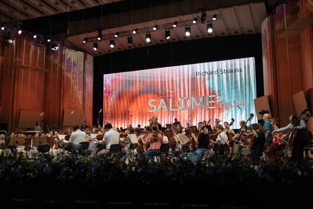 Cristian Măcelaru și Orchestra Simfonică din Köln la repetiție/ foto: Adi Bulboacă
