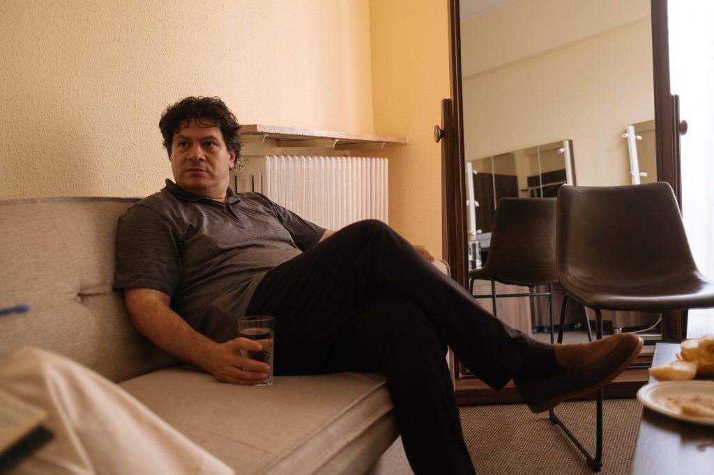 Cristian Măcelaru la cabina dirijorului de la Sala Palatului/ foto: Adi Bulboacă