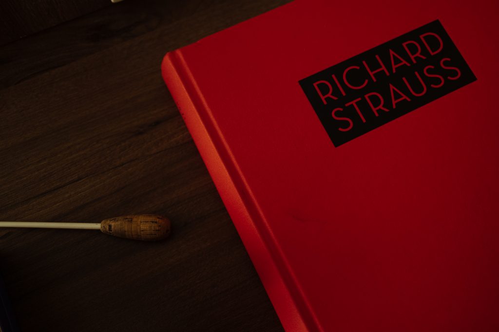 Bagheta dirijorului Cristian Măcelaru și partitura operei Salome de Richard Strauss/ foto: Adi Bulboacă