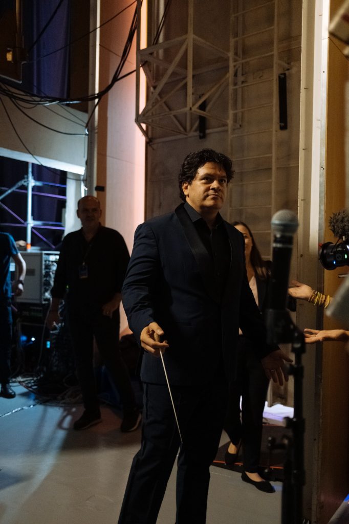 Cristian Măcelaru în spatele scenei/ foto: Adi Bulboacă