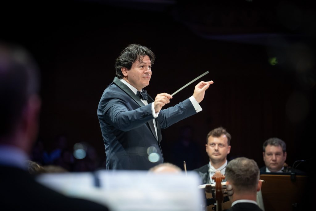 Cristian Măcelaru dirijând concertul de deschidere a Festivalului Enescu/ foto: Alex Damian
