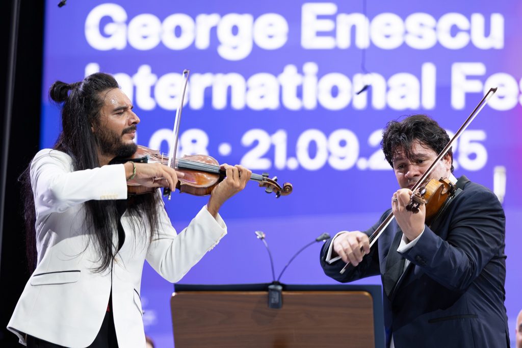 Nemanja Radulovic și Cristian Măcelaru oferind un bis la vioară în deschiderea Festivalului Enescu/ foto: Andrada Pavel