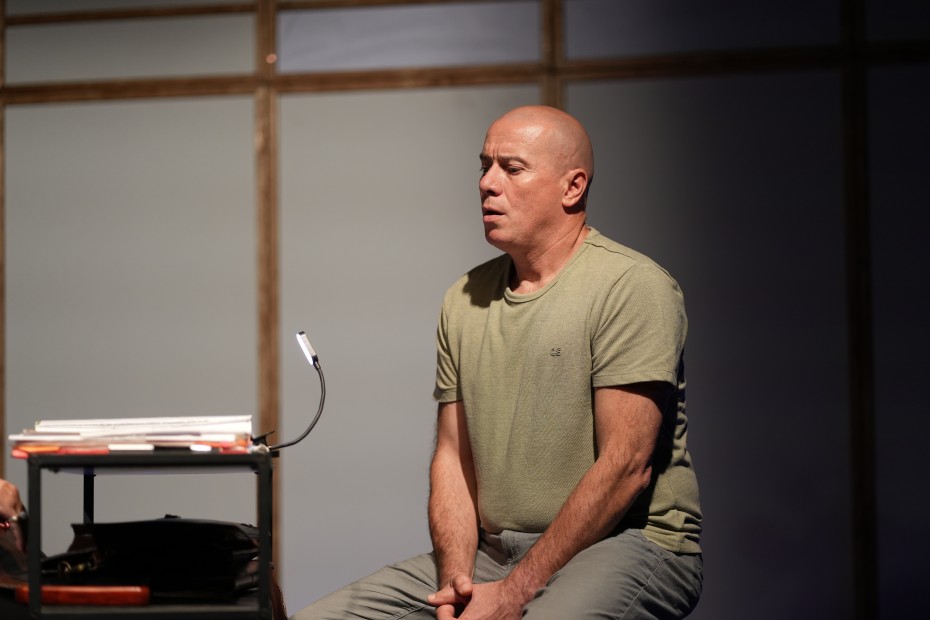 Andras Demeter în spectacolul Peștele Balon, regia Theo Herghelegiu, octombrie 2025/ foto: Cultura la dubă