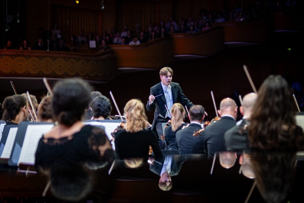 Klaus Mäkelä, 29 de ani, a dirijat Royal Concertgebow în închiderea Festivalului Enescu/ foto: Alex Damian