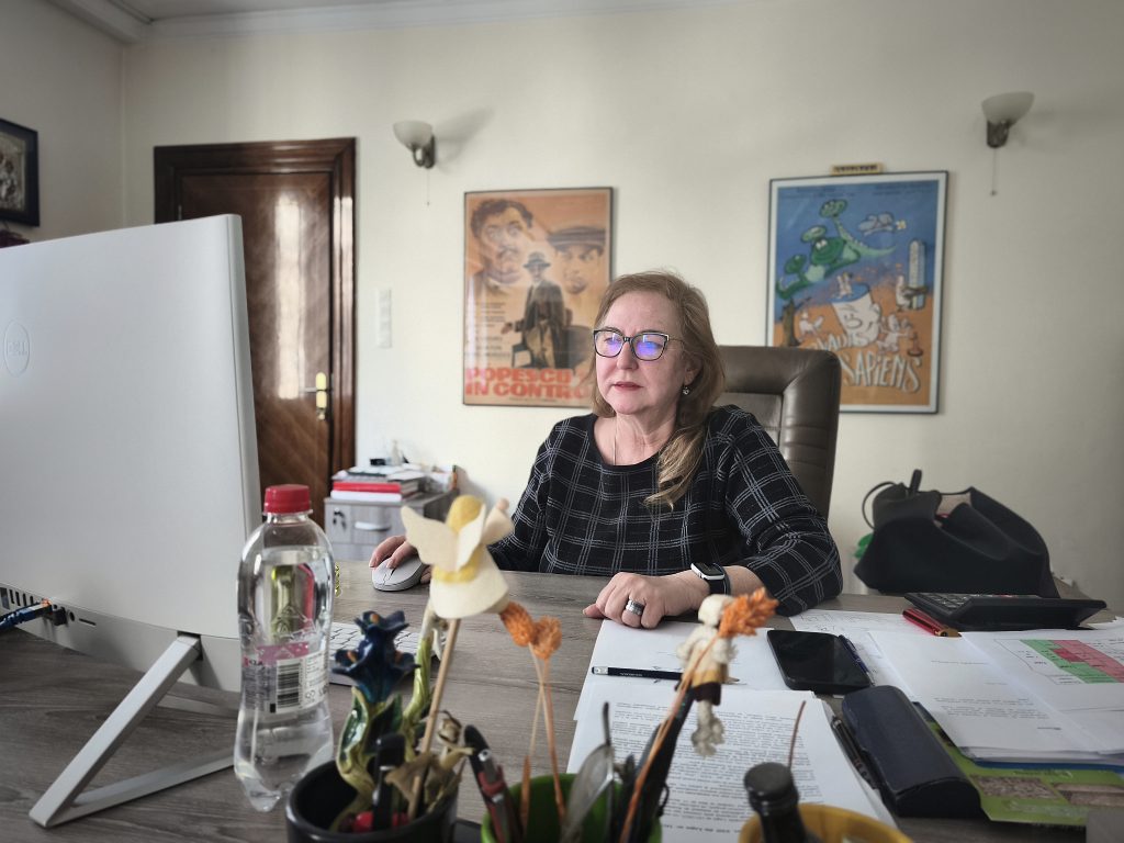 Anca Mitran la biroul său/ foto: Cultura la dubă, 2026