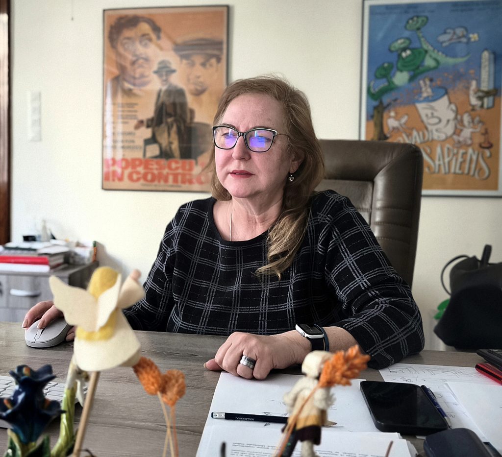 Anca Mitran la biroul său/ foto: Cultura la dubă, 2026