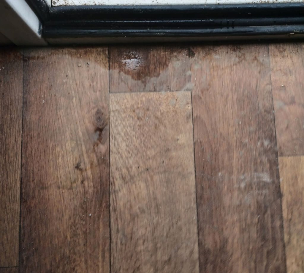 Apa a pătruns în container/ foto: surse Cultura la dubă