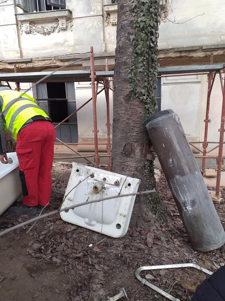 Obiectele sanitare din baia personală a lui George Enescu aruncate de muncitori, 2021/ foto: surse Cultura la dubă 