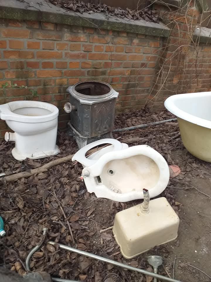 Obiectele sanitare din baia personală a lui George Enescu aruncate de muncitori, 2021/ foto: surse Cultura la dubă 