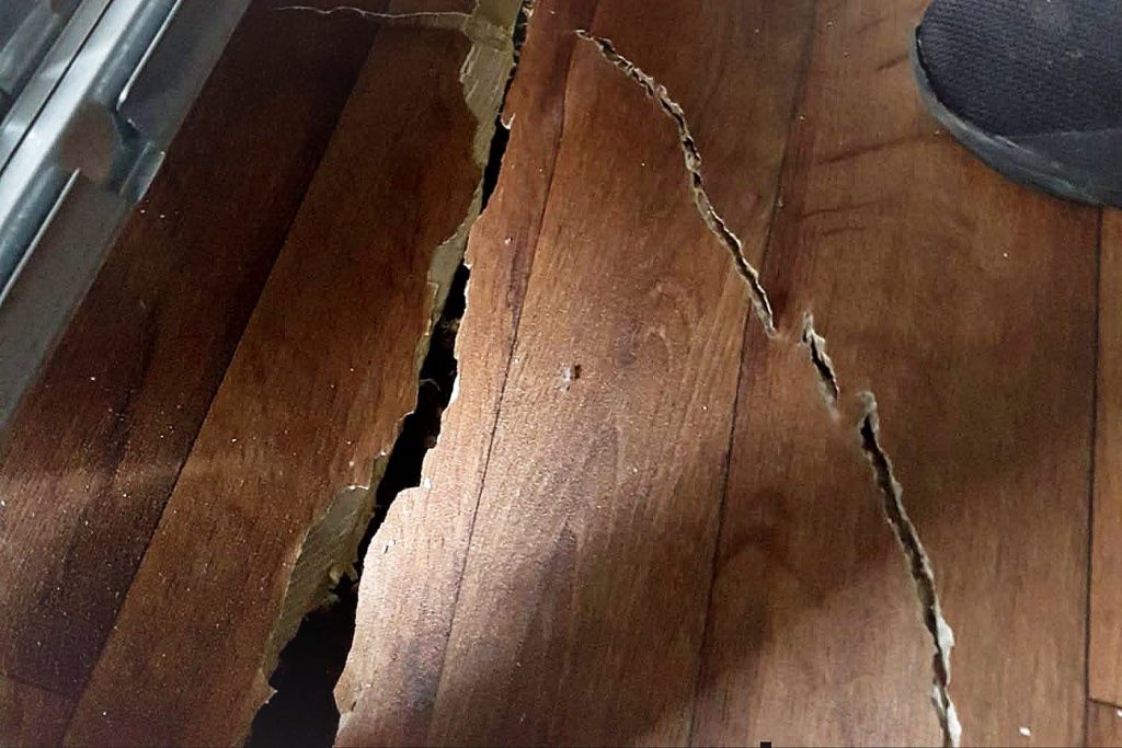 Podeaua ruptă în primele zile ale mutării, 2021/ foto: facebook