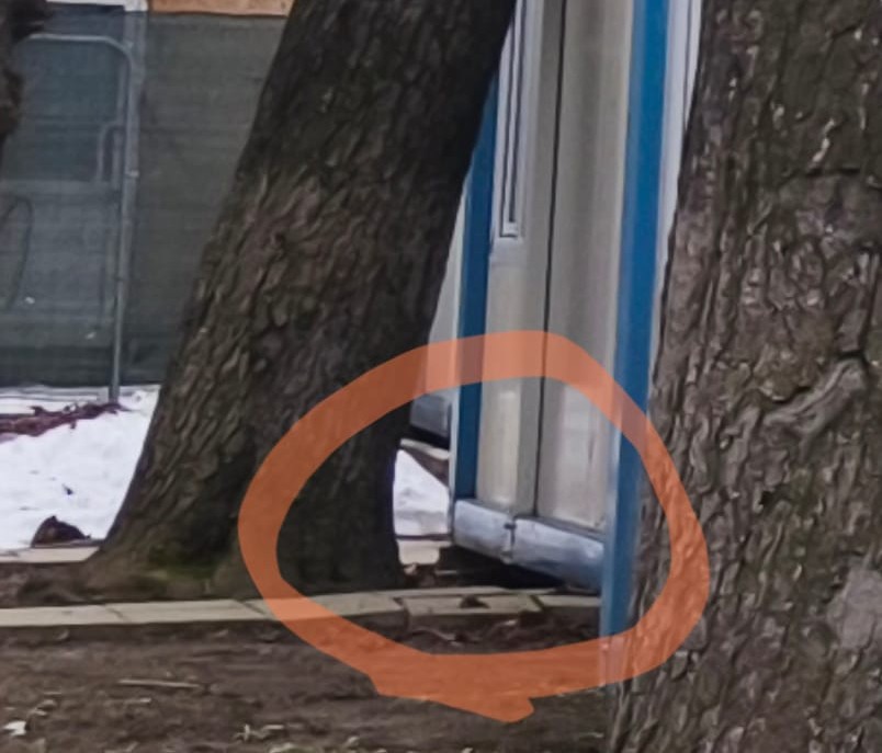 Dalele afundate în pământ, sub greutatea containerelor/ foto: Cultura la dubă