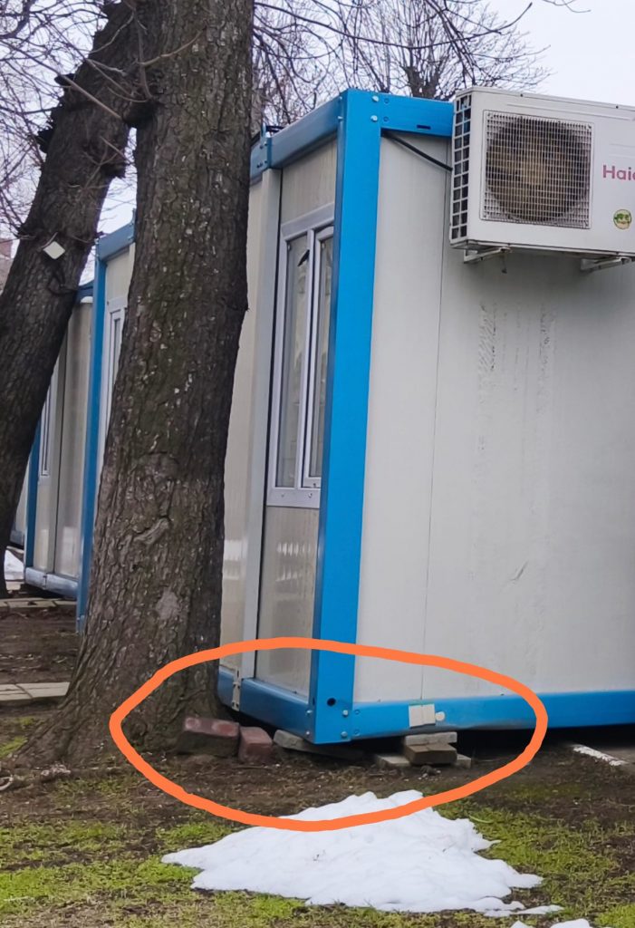 Dalele montate sub containere/ foto: Cultura la dubă