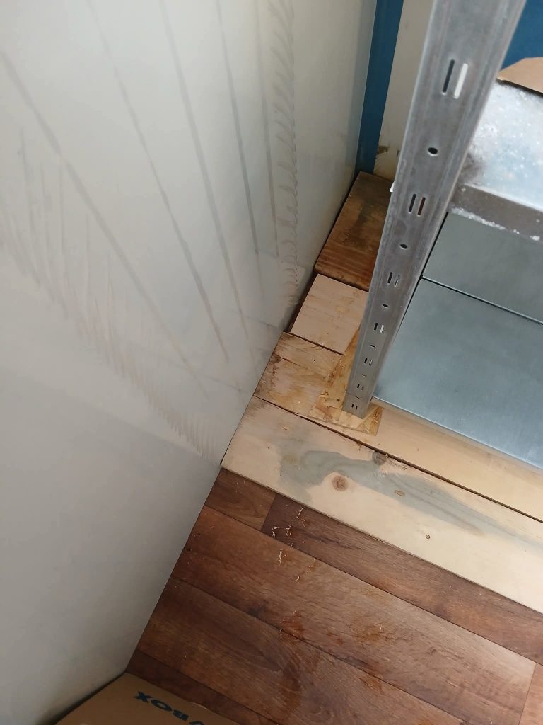 Scândurile de lemn montate pentru a acoperi găurile din podea/ foto: facebook