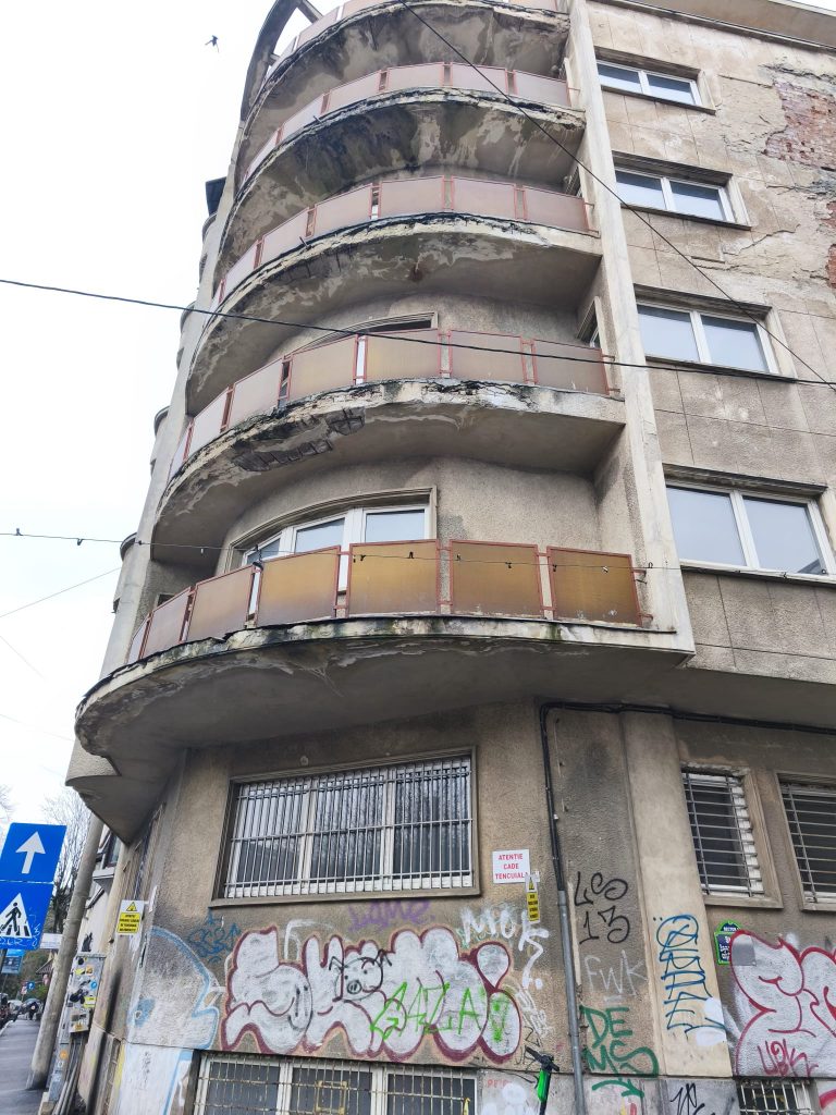 
Clădire în zona protejată Cișmigiu, martie 2026/ foto: Cultura la dubă