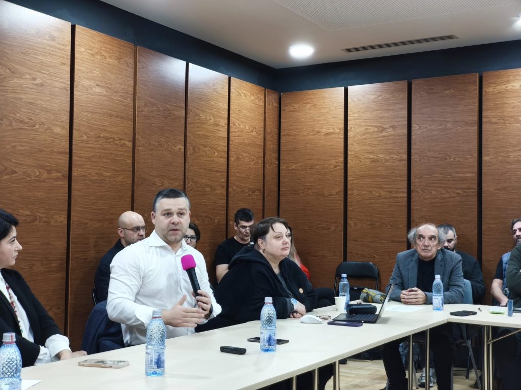 Ciprian Ciucu la dezbaterea privind concursurile de management în teatre/ foto: Cultura la dubă