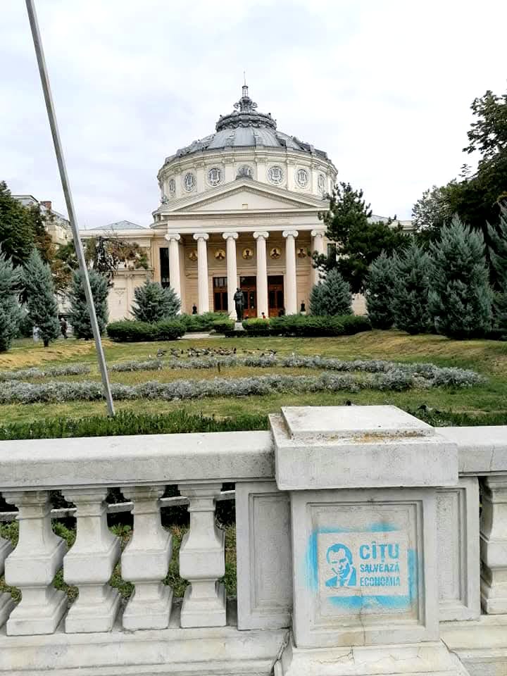 Stencil "Cîțu salvează economia" pe gardul Ateneului Român, 2021/ foto: Cultura la dubă