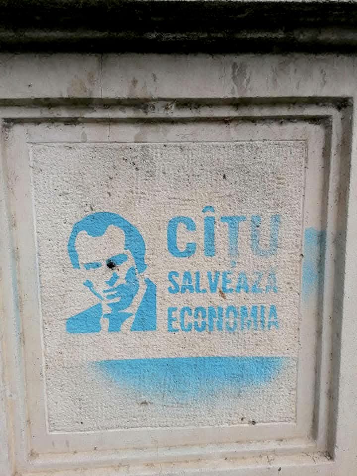 Stencil "Cîțu salvează economia" pe gardul Ateneului Român, 2021/ foto: Cultura la dubă