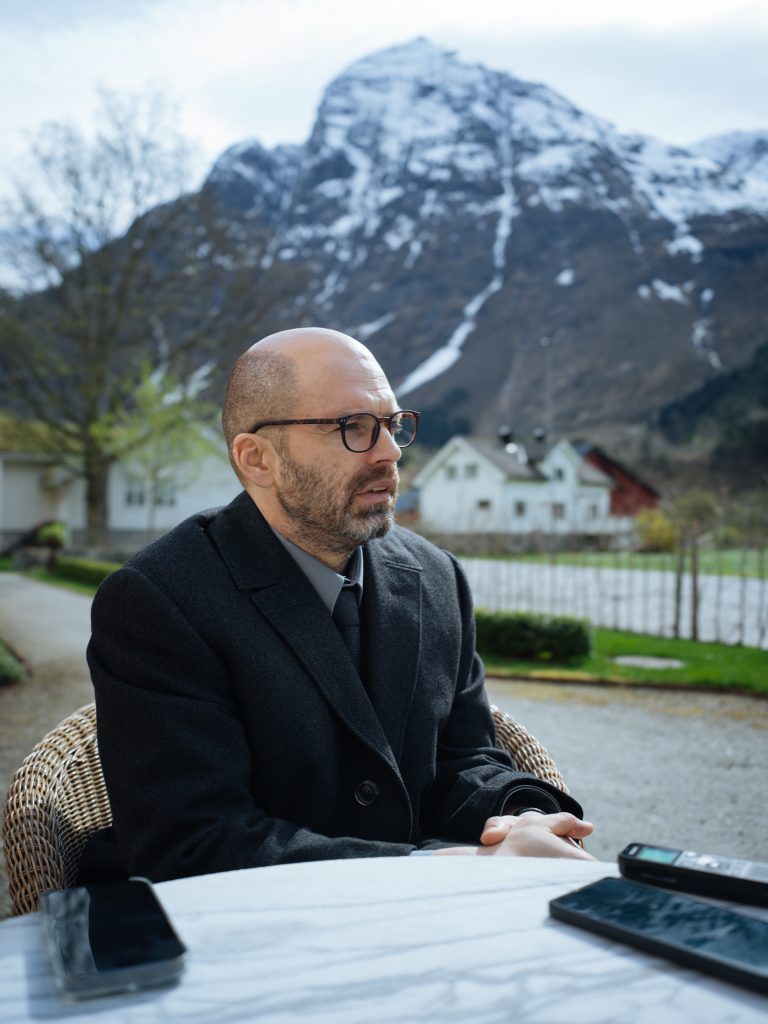 Sebastian Stan cu lookul personajului din Fjord, în timpul interviului pentru Cultura la dubă/ foto: Adi Bulboacă