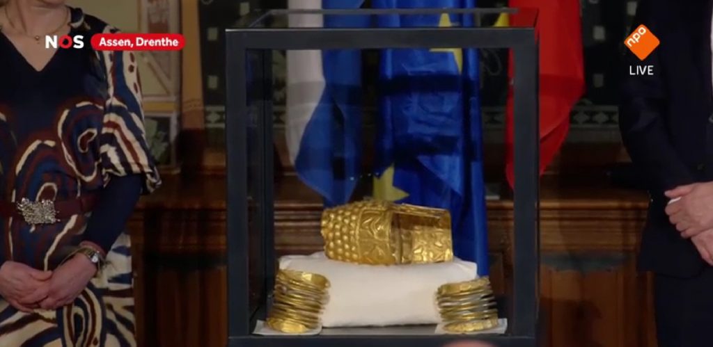 Prima imagine cu Coiful de la Coțofenești și două dintre brățările recuperate/ foto: captură Cultura la dubă