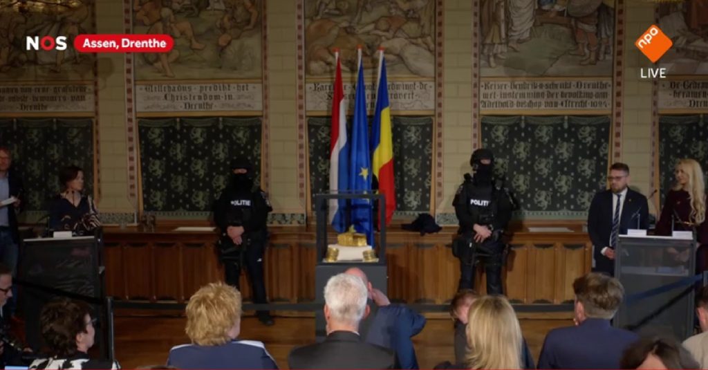 Coiful de la Coțofenești și două dintre brățările recuperate/ foto: captură Cultura la dubă