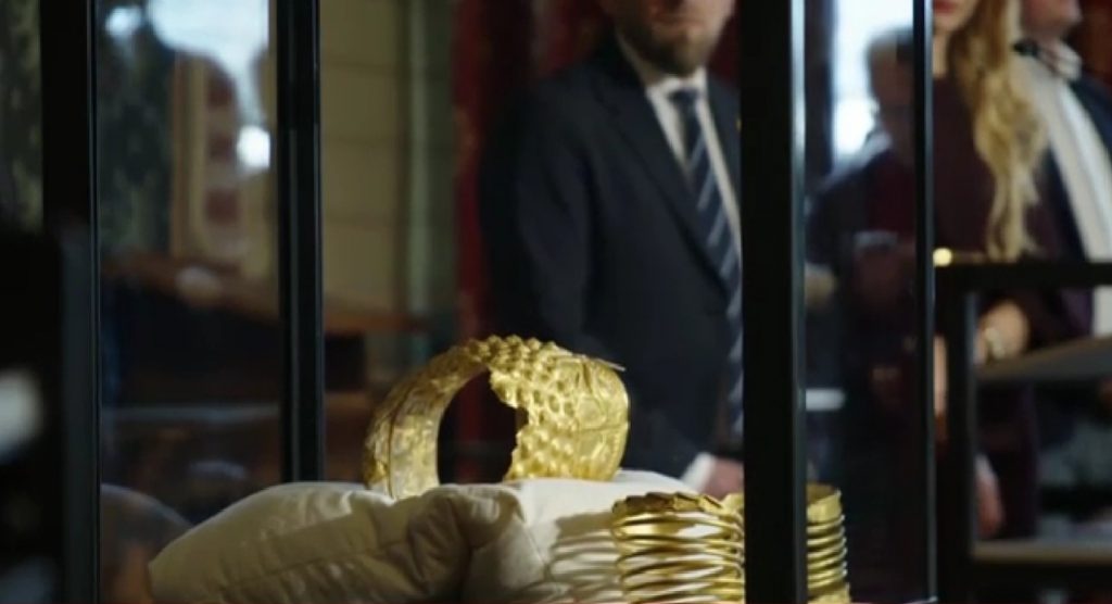 Coiful de la Coțofenești și două dintre brățările recuperate/ foto: captură Cultura la dubă