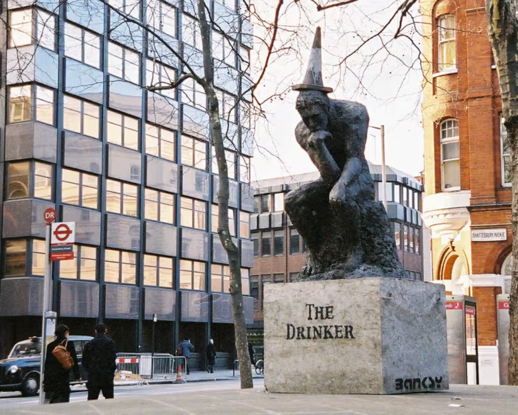 The Drinker, Banksy, 2004, Londra/ foto: The Guardian