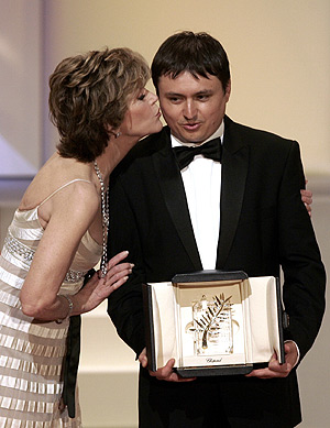 Jane Fonda îl sărută pe Cristian Mungiu la câștigarea Palme d'Or în 2007/ foto: arhiva Festival de Cannes